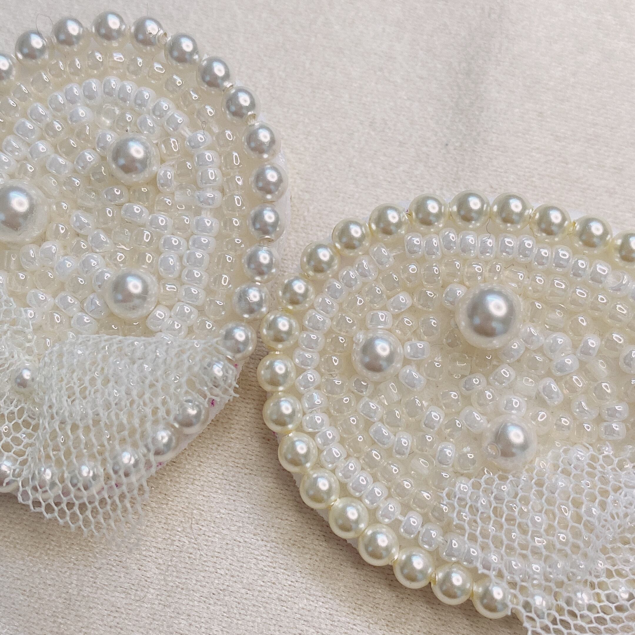 ビーズ刺繍きほんのき！オーバルブローチキット（暗いところで光る 