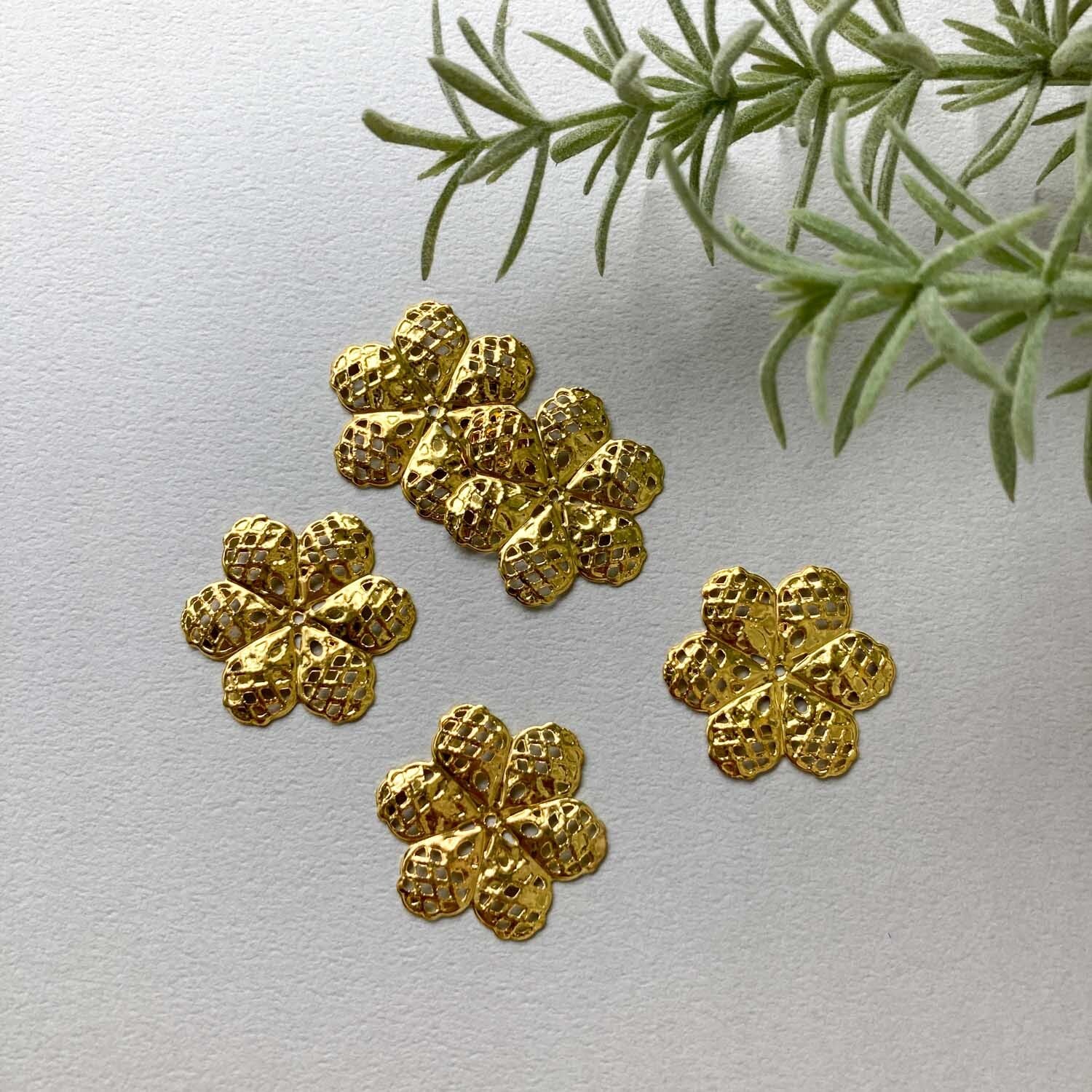 2024年❤️値札付き新品未使用　お花モチーフトップス 6弁花メタル透かしパーツパック（5p） | Dua-アクセサリーパーツショップ