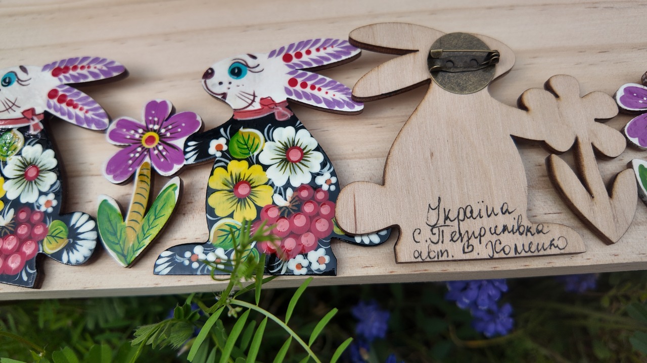 ウクライナ伝統絵画 ペトリキウカ塗り 木製ブローチ（ホメンコ作）うさぎ　ラビット　フラワー　花 - 6