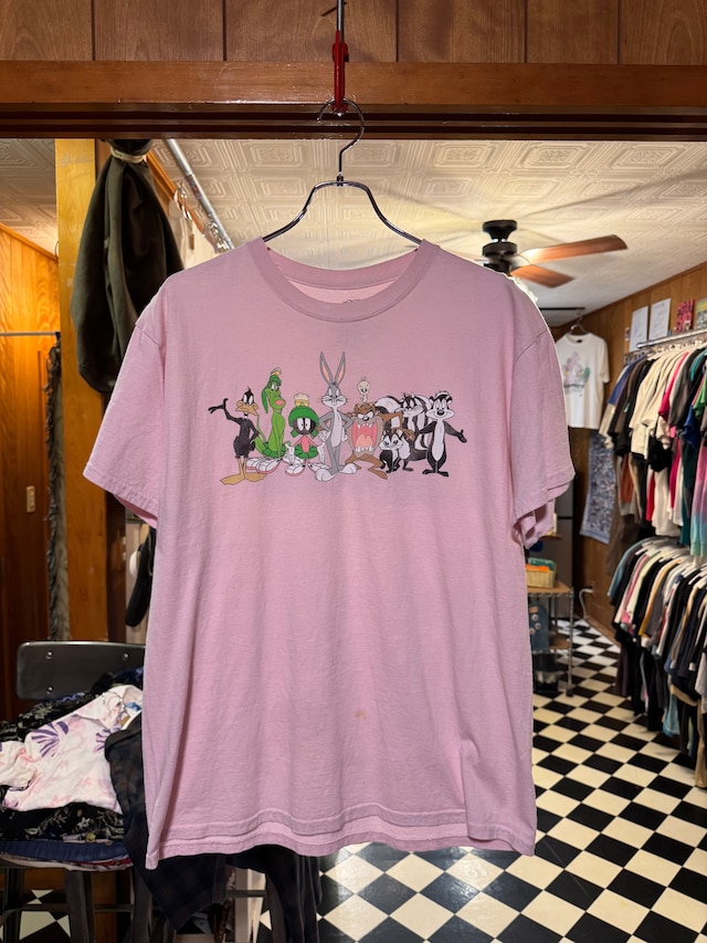 LOONEY TUNES キャラクター集合の両面プリントTシャツ（ピンク）