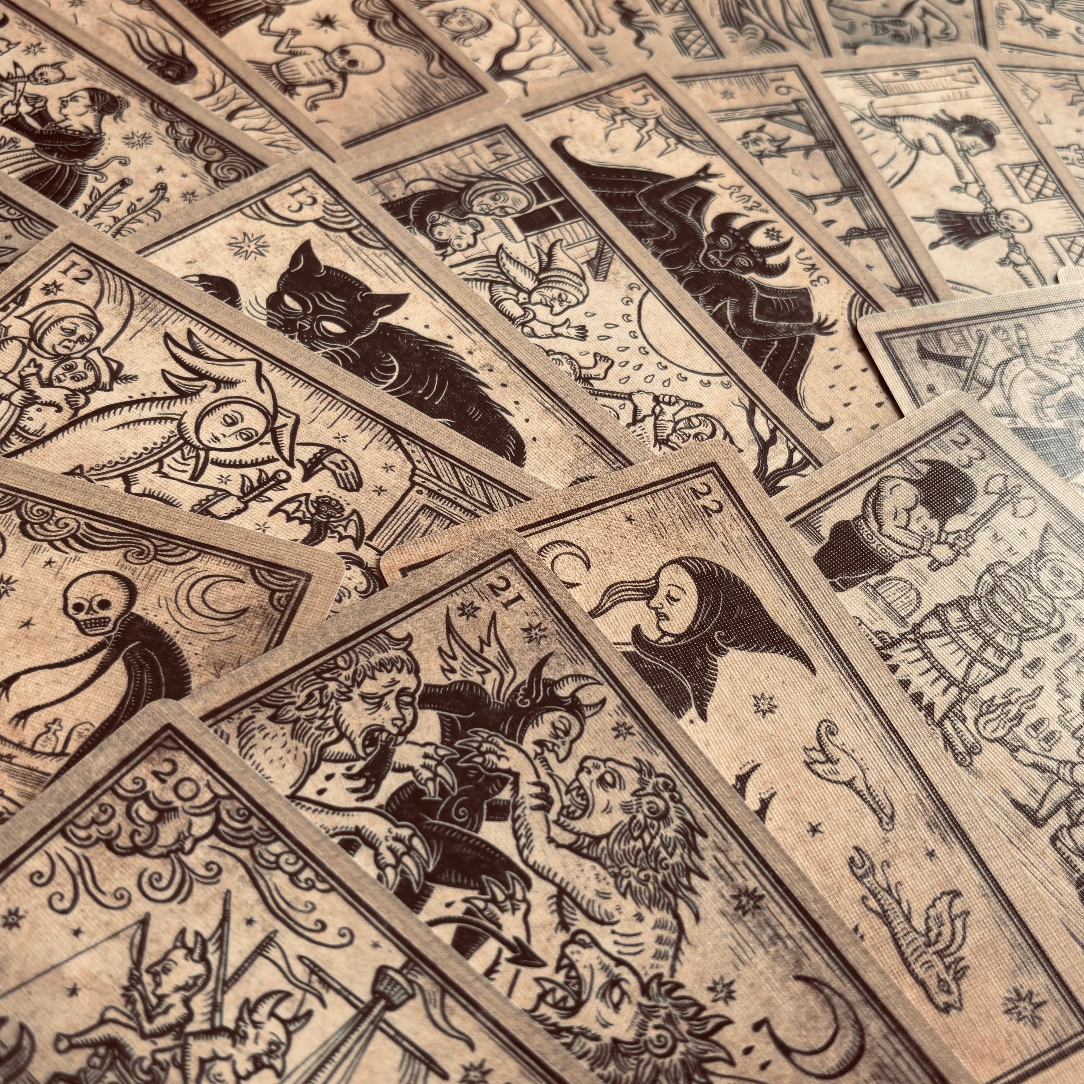 【オラクルカード】最高におしゃれでクール✨赤と黒の個性カラー✨情熱と官能のデッキ オラクルカード】最高におしゃれでクール✨赤と黒の個性カラー✨情熱