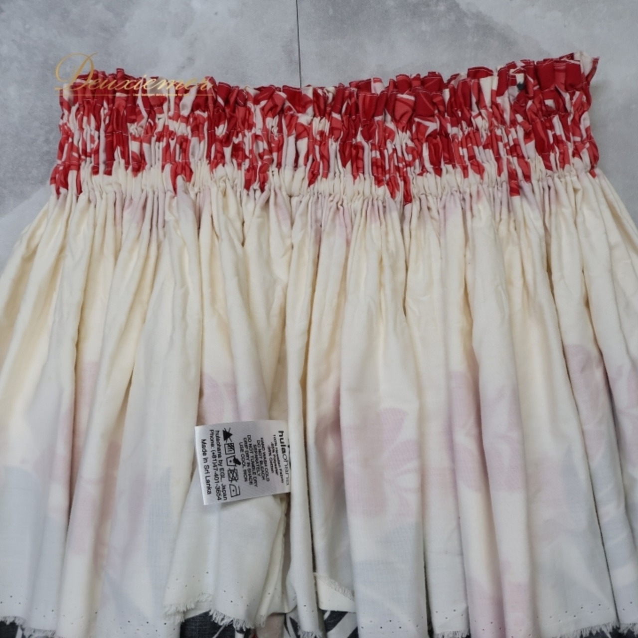 フラダンス 衣装 パウスカート アロハエミカ ブラック系 レッド系 Aloha Emika モンステラ柄 ハイビスカス柄 プルメリア柄 かわいい 華やか 鮮やか 明るい ハワイアン アロハ ハワイアンプリント フラ ダンス レッスン 練習 ホワイト系 おしゃれ