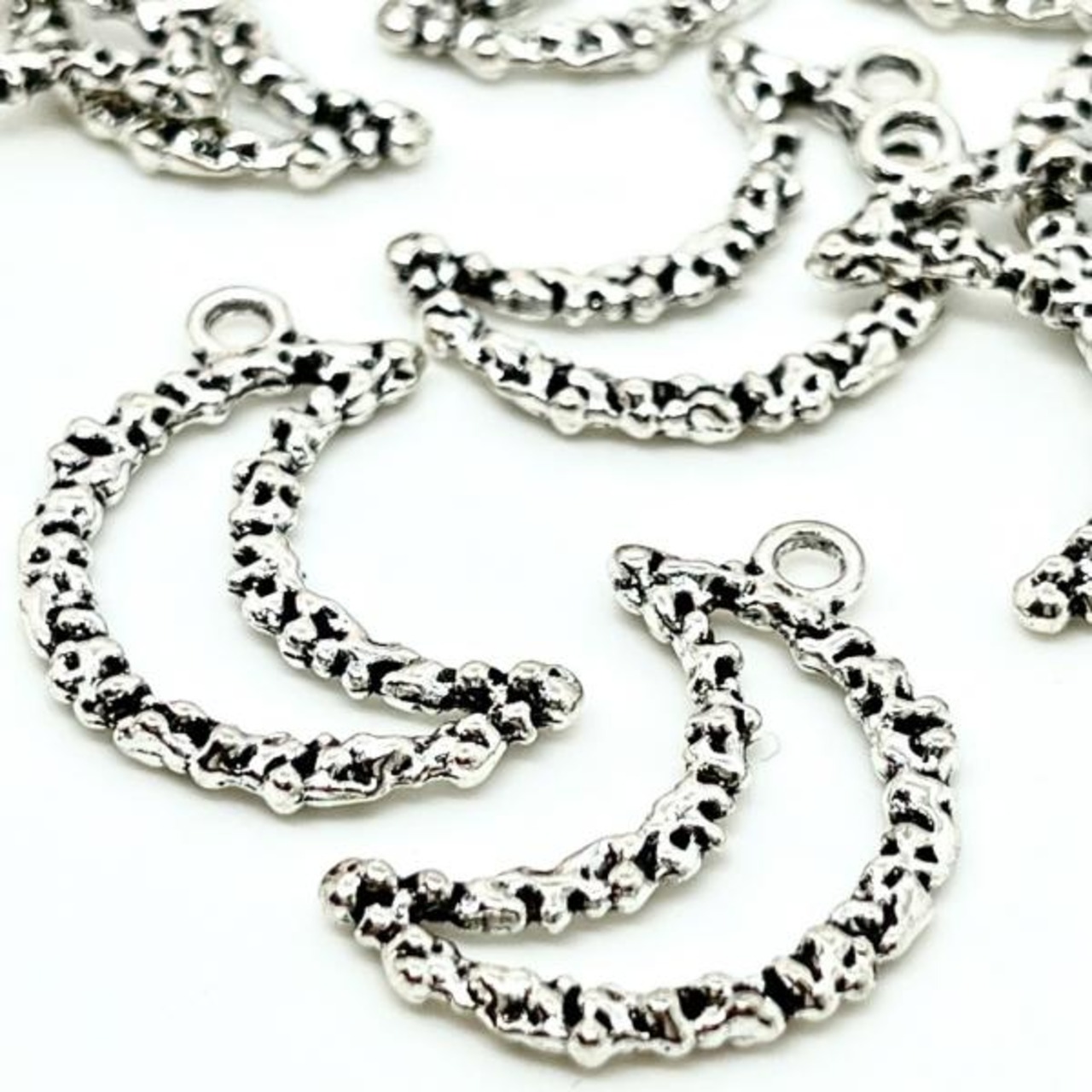 【2個】ムーンフレームチャーム/月/パーツ