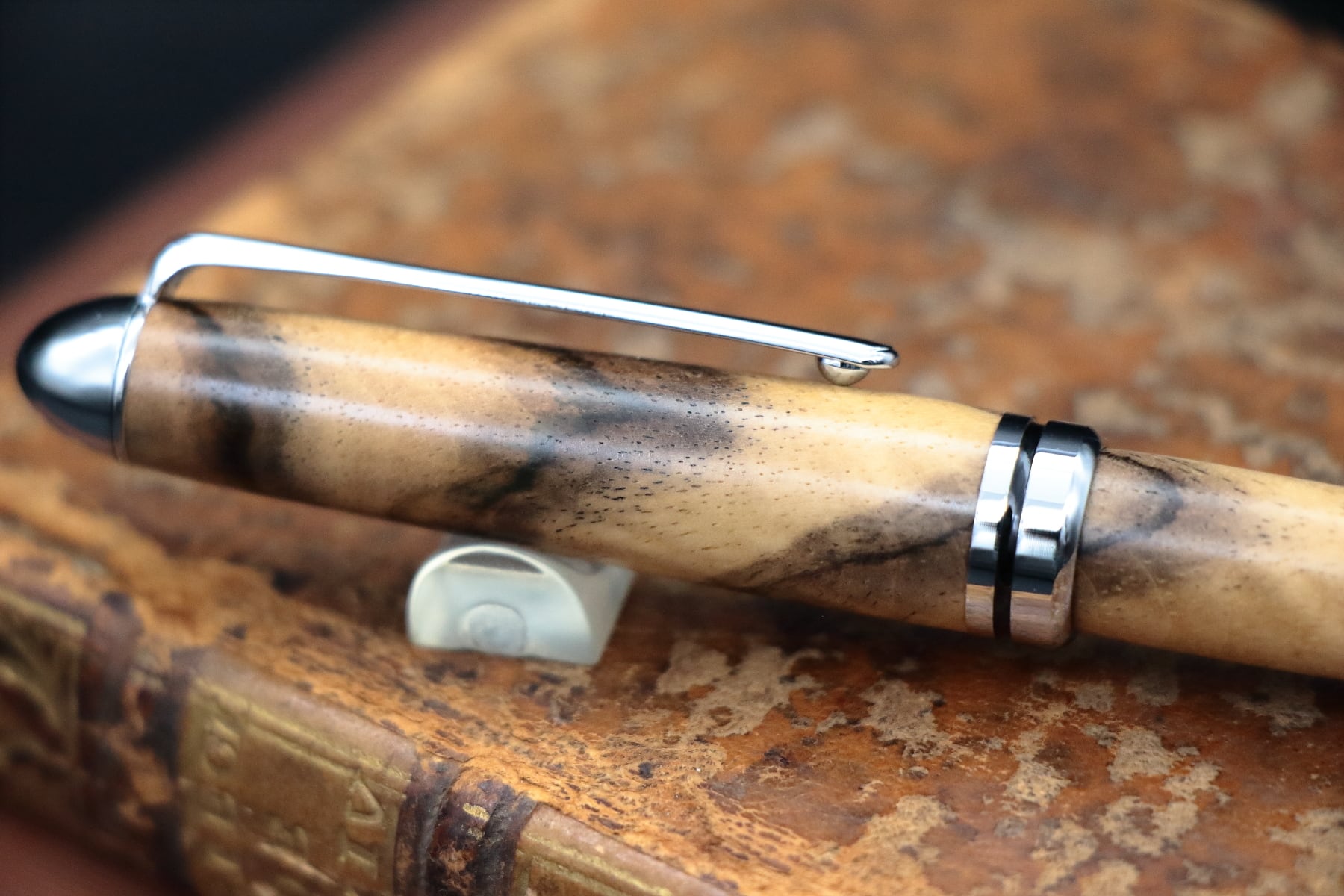 国産銘木の最高峰 黒柿 縞柿と白柿に縮杢・Horizon」木軸ボールペン