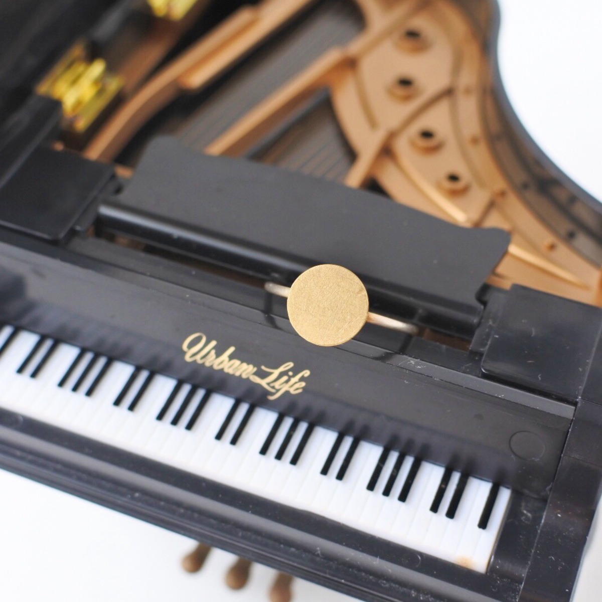 ヴィンテージスタインウェイピアノのパーツを使ったサークルプレートリング S-021 Vintage steinway piano capstan |  楽器を生まれ変わらせたSDGsな音楽モチーフのアクセサリー| Apocaθist(アポカシスト)