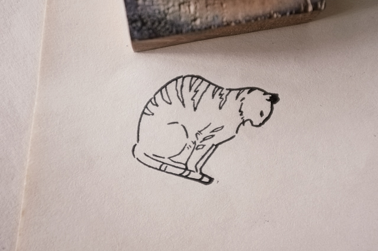 フランス 6c 居眠りの猫さんとメランコリーな木製スタンプ ヴィンテージ