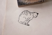 フランス 6c 居眠りの猫さんとメランコリーな木製スタンプ ヴィンテージ