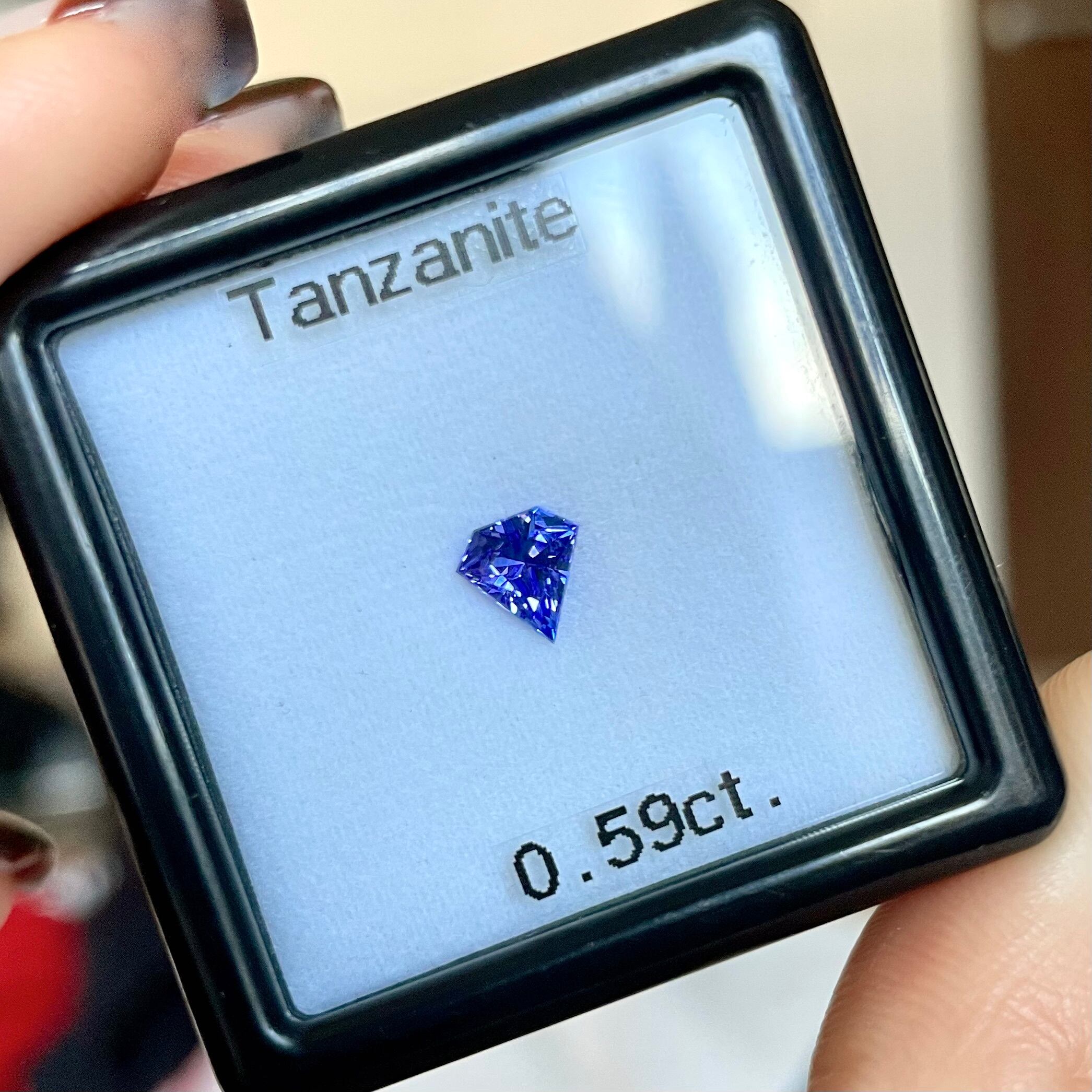 大人気☆宝石形タンザナイト 0.59ct✨鋭く上品に♬✨パープルが支える