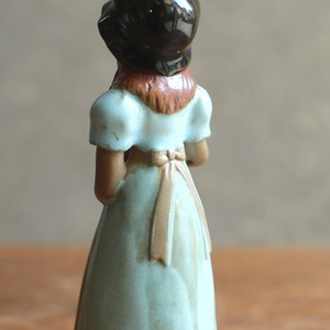 黄色いお花がかわいい、青いドレスのフラワーベース