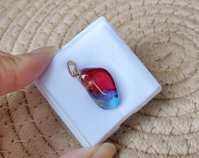 Necklace top / blue × red