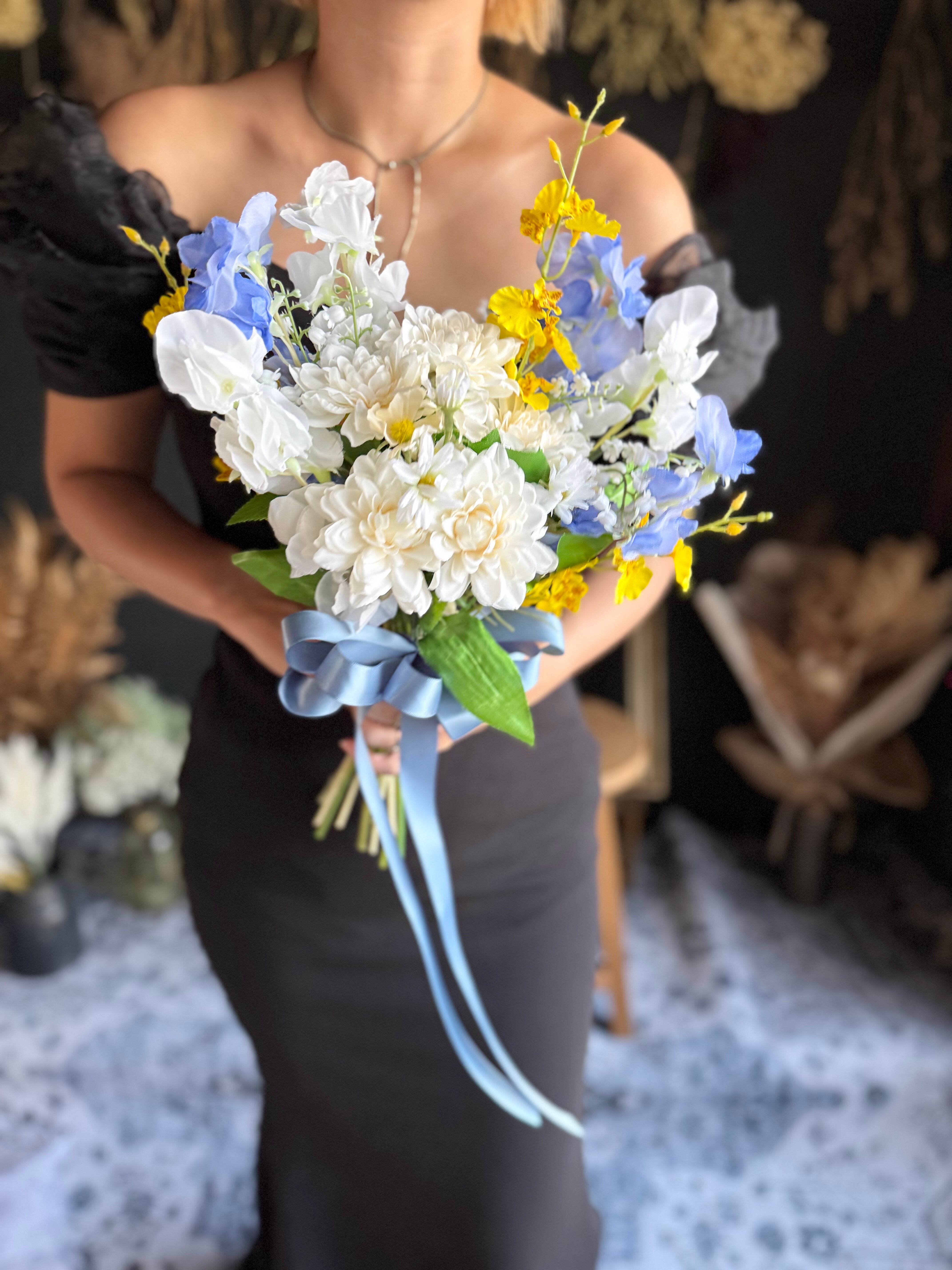 白ダリア×ブルー×黄色クラッチブーケ☆ブートニア 白ダリア×ブルー×黄色クラッチブーケ☆ブートニア | houkiboshi