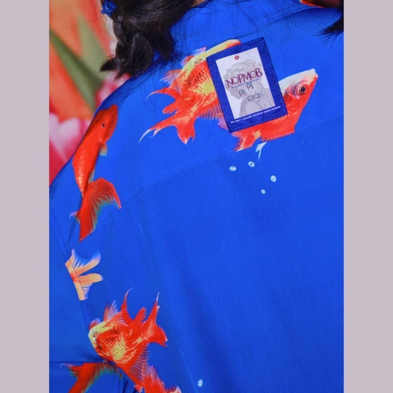 紅の金魚が前面で泳ぐブルーの半袖オーバーシャツ E00260