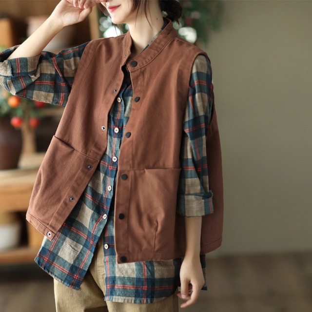 レディース トップス ベスト 上着 羽織 ショート 袖なし Uネック ラウンドネック 襟なし ノーカラー ストレート ポケット 中厚手 綿 コットン カジュアル レトロ メンズライク 主役級 都会的 ベーシック 無地 春 夏 秋 ロングシーズン お出かけ アウトドア キャンプ 公園 休日 高原 ガーデン ツーリング 重ね着 韓国 コーデ 体型カバー M L XL 2XL ゆったり 黒 ブラウン カーキ ベーシックカラー 大人カラー 秋カラー