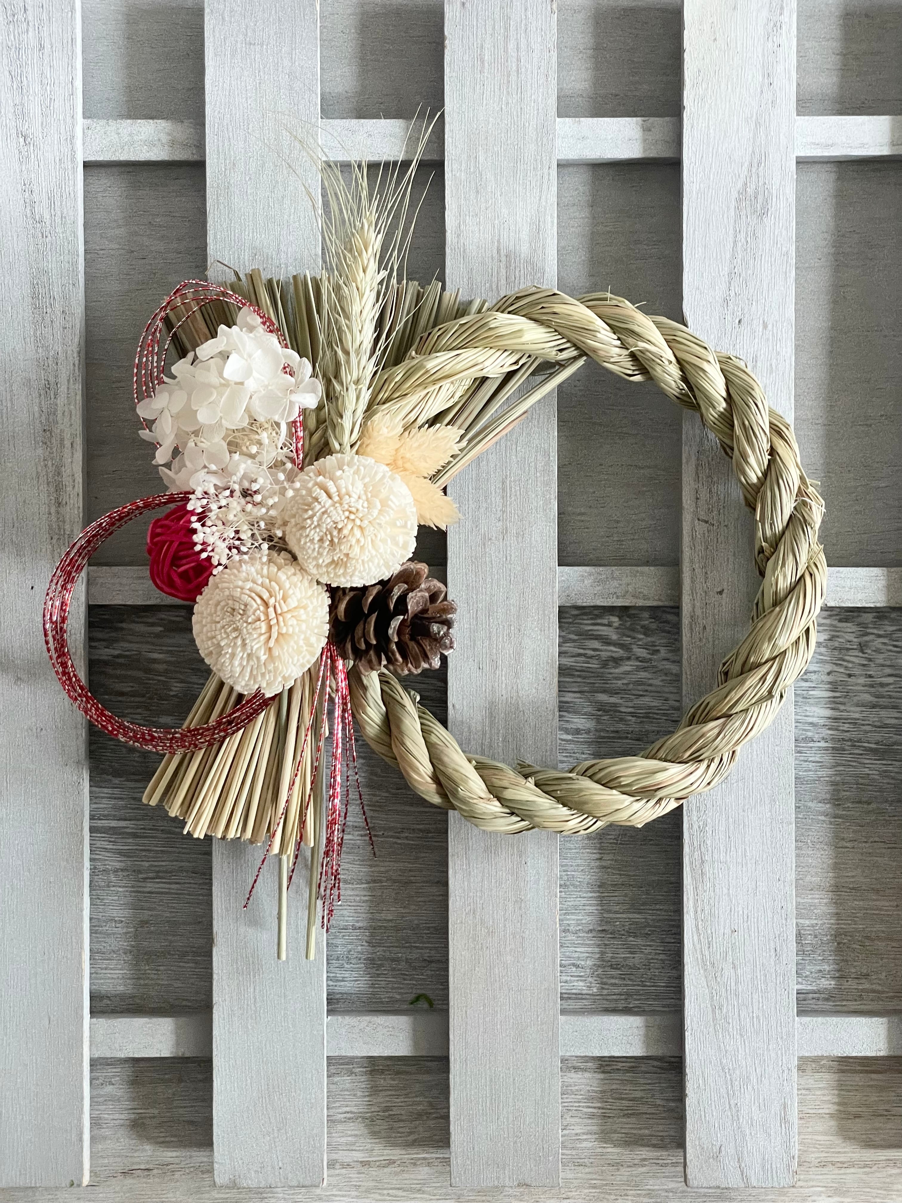 ❁ひろりん❁クレイフラワー❁お正月花と小鳥さんたちのしめ縄リース 杉の“かんなくず”で作った、しめ縄リース🌲 高さ：70㎝ 幅：28