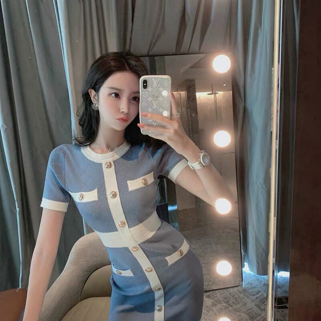 送料無料 ワンピース レディース 半袖ワンピース 半袖 ニット タイトワンピース タイト スリム フィット バイカラーワンピ バイカラー 配色切り替え ミニワンピース ミニ丈 ラウンドネック 金ボタン ボタン フロントボタン 前ボタン ハイウエスト 脚長効果 ブルー