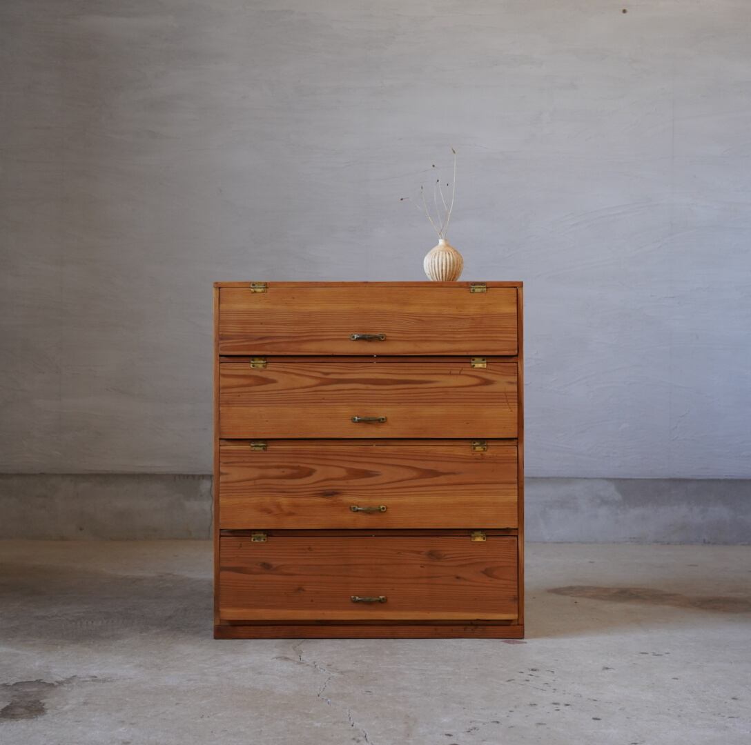 ぱたぱた扉の木製収納棚