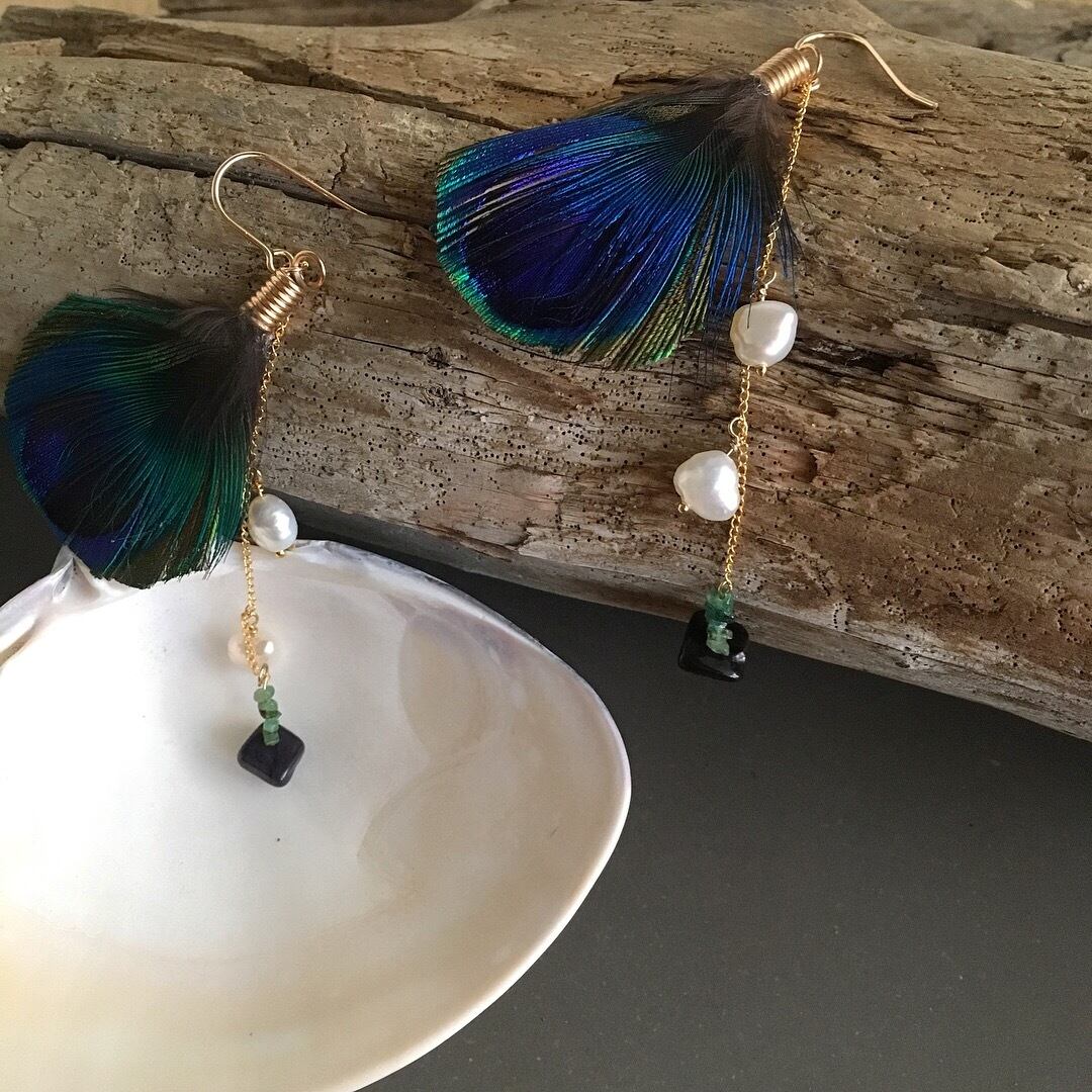 ピーコックフェザーのチェーンピアス