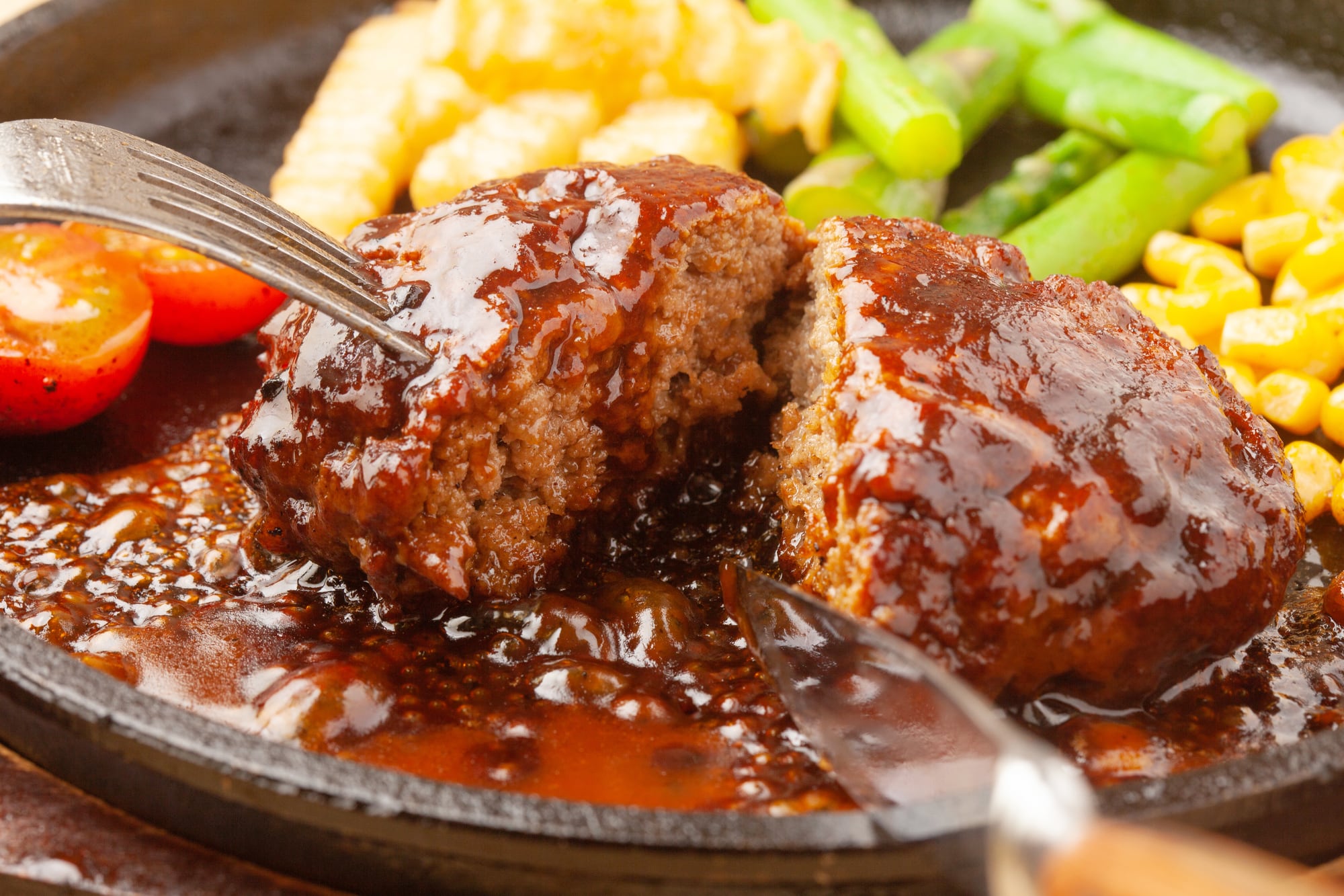 お肉屋さんの手ごね特上ハンバーグ/九州産黒毛和牛入り | MeatPlus