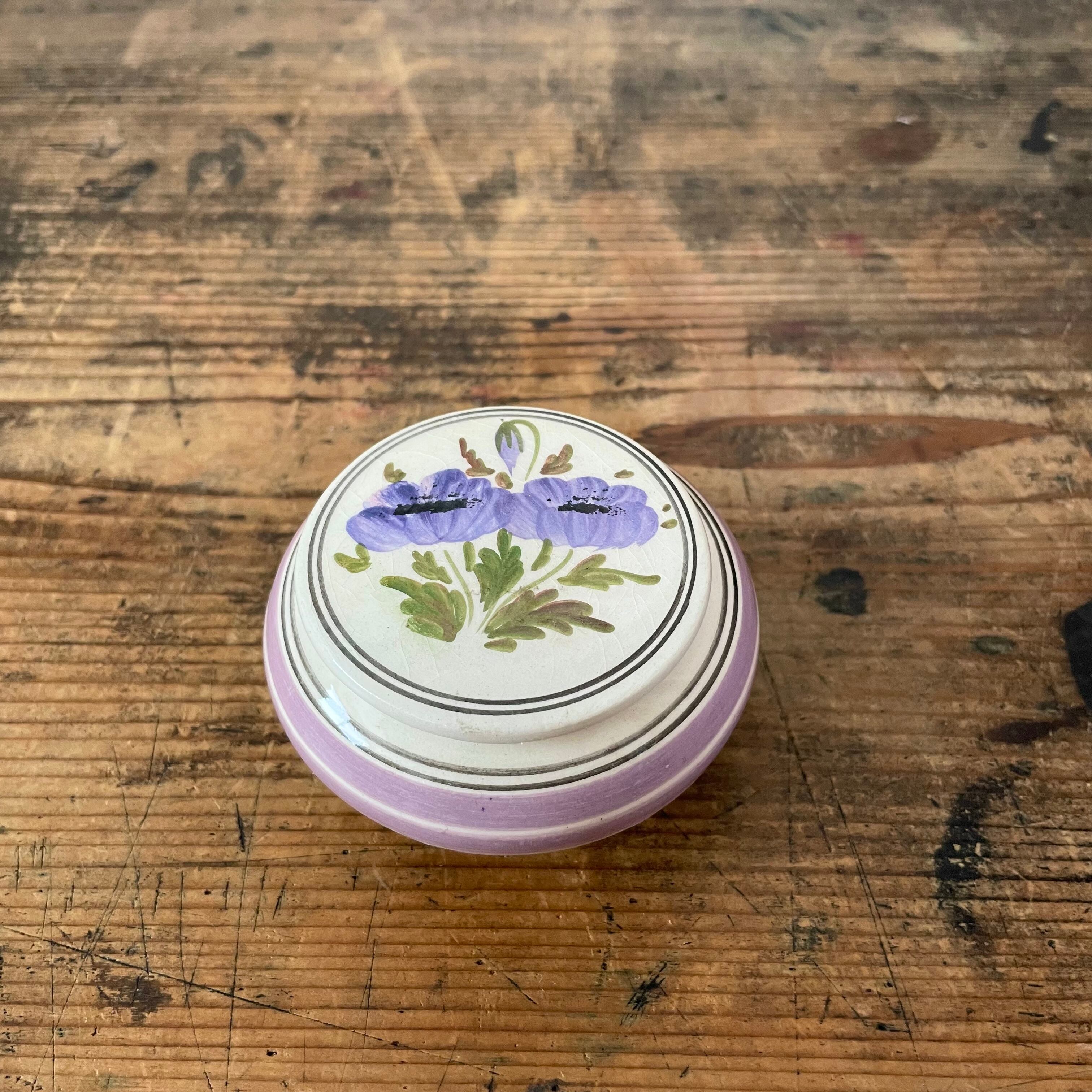 手描きの花模様のいれもの