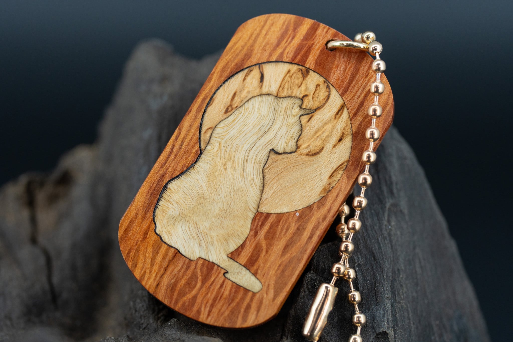 【 強さと美しさの象徴】 シーオーク ドッグタグ 象嵌 横を向く上品な猫