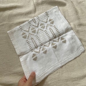 白地にグレーの刺繍布