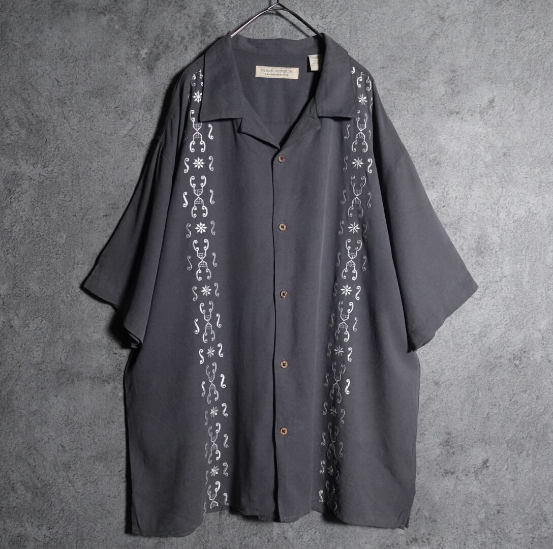 Embroidery design open collar shirt