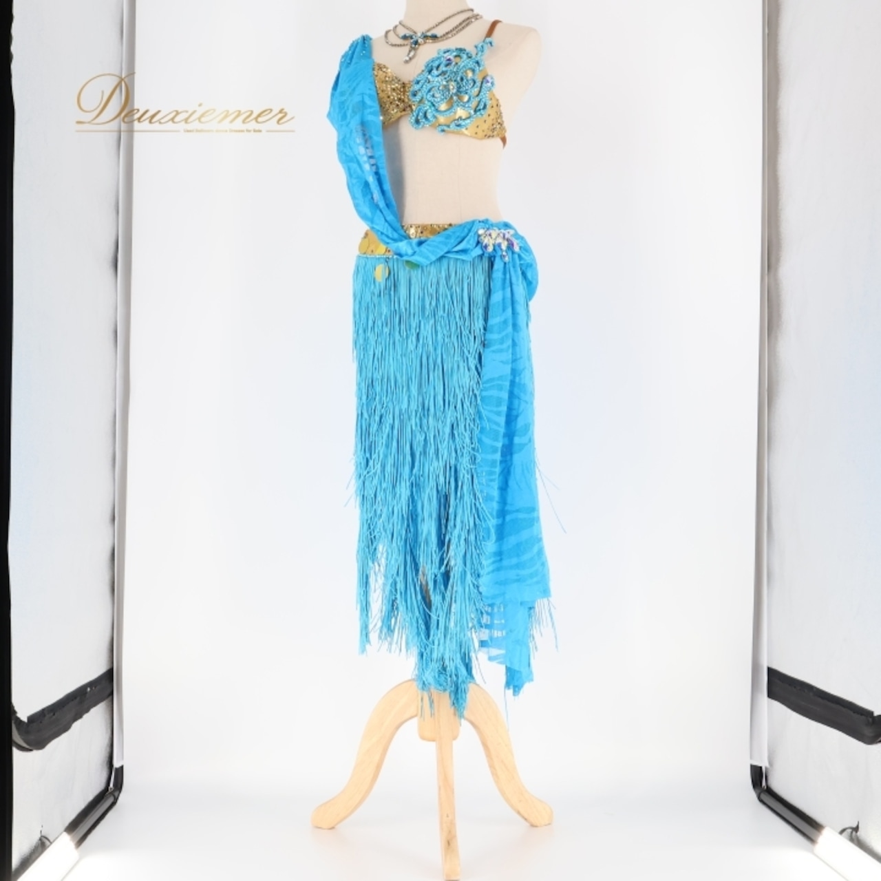 社交ダンス 衣装 ラテン ドレス ワンピース フリンジ デモ 競技 水色 金 ゴールド レース 発表会 パーティ ダンス ゴールド系 ブルー系 ステージ衣装 ダンスレッスン 豪華 目立つ フェスティバル エレガント ビジュー フリンジスカート ダンスウェア レディース 踊りやすい おしゃれ デザイン