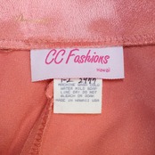 フラダンス 衣装 CC Fashions CCファッション ワンピース ドレス ピンク系 ハワイ製 ワンカラー 無地 光沢 フリル 上品 きれい 高級感 かわいい 華やか 鮮やか 明るい ハワイアン アロハ フラ ダンス レッスン 練習 フラワンピース
