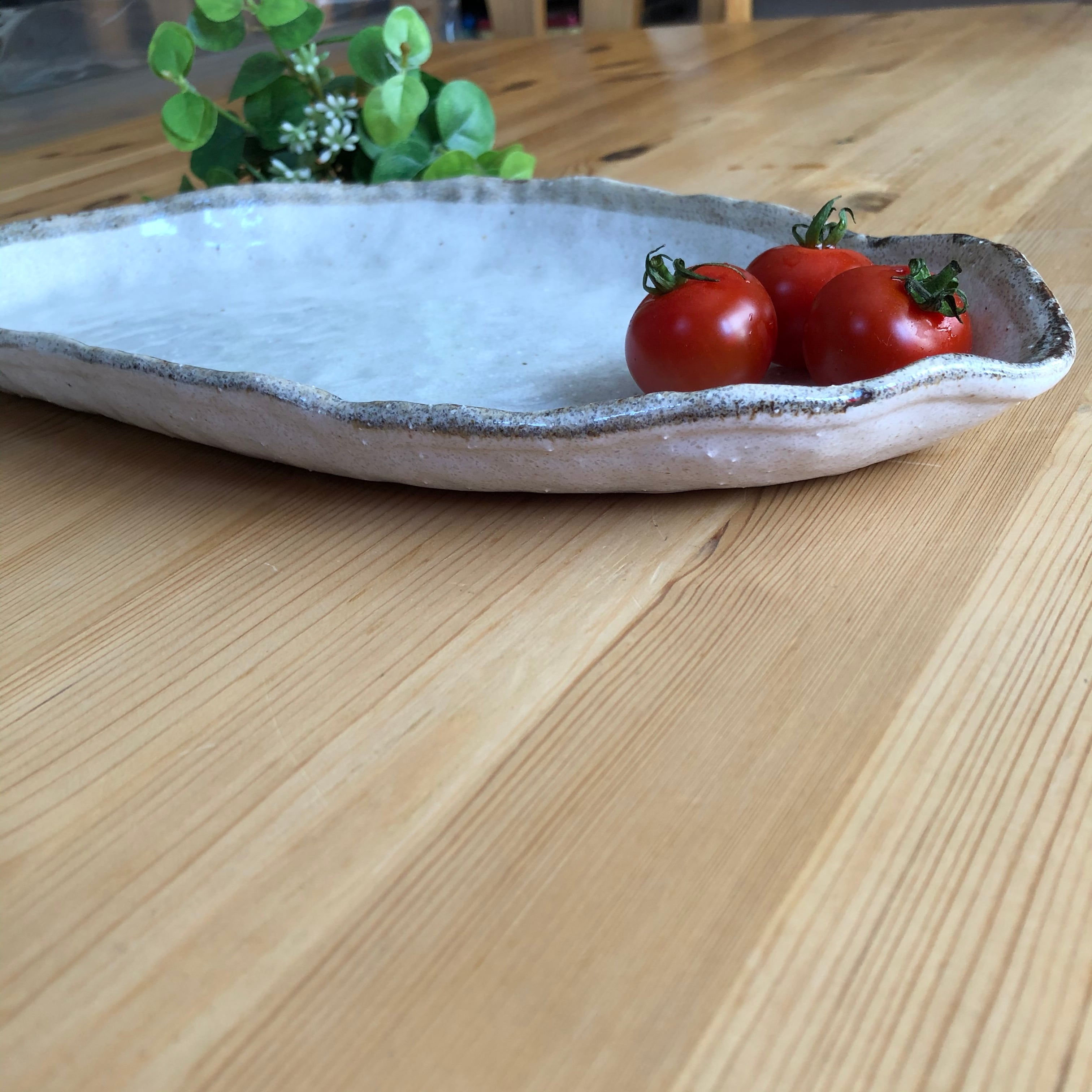 白唐津木の葉型長皿