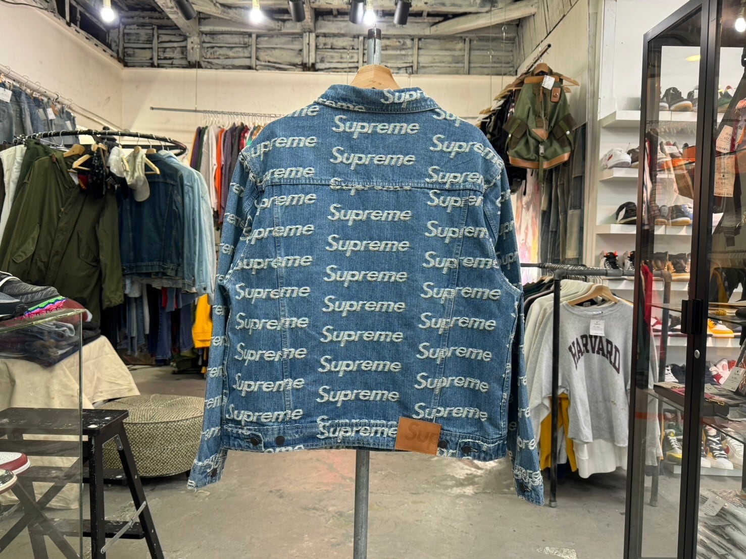 Supreme FRAYED LOGOS DENIM TRUCKER JACKET BLUE MEDIUM 58087 
