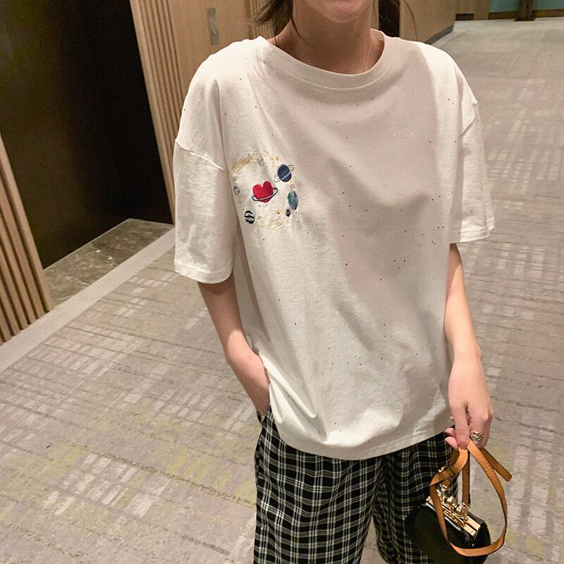 トップス レディース Tシャツ お家コーデ 半袖 ラウンドネック かわいい 大人可愛い おしゃれ お洒落 ナチュラル こなれ感 ラブリー キュート ガーリー 抜け感 爽やか 主役級 存在感 ハート 宇宙 惑星 スパンコール キラキラ 学生 通学 デート お出かけ 休日 リゾート カフェ巡り お買い物 フリーサイズ ゆったり ゆる オーバーサイズ ホワイト 春 夏 10代 20代 30代 ママ 韓国 韓国系 着回し 普段使い 体型カバー モテ トレンド 流行 インスタ映え M L XL 2XL 送料無料