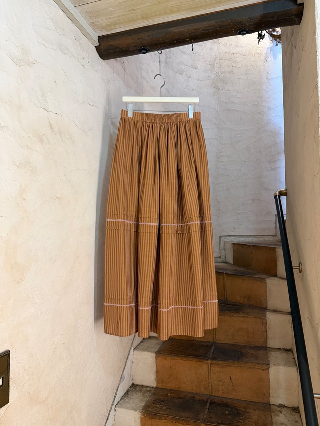 ACROSS 29 | STRIPED GATHERED MIDI SKIRT