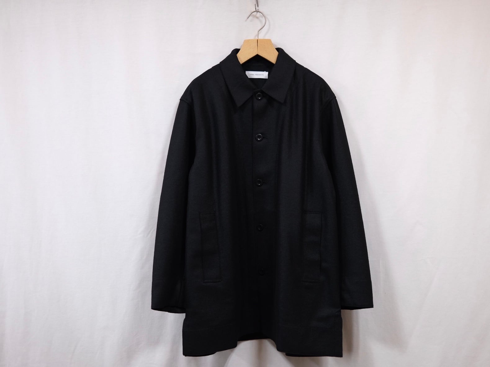 PERS PROJECTS” HARVEY Cut Away Mid Coat Black” | Lapel online store