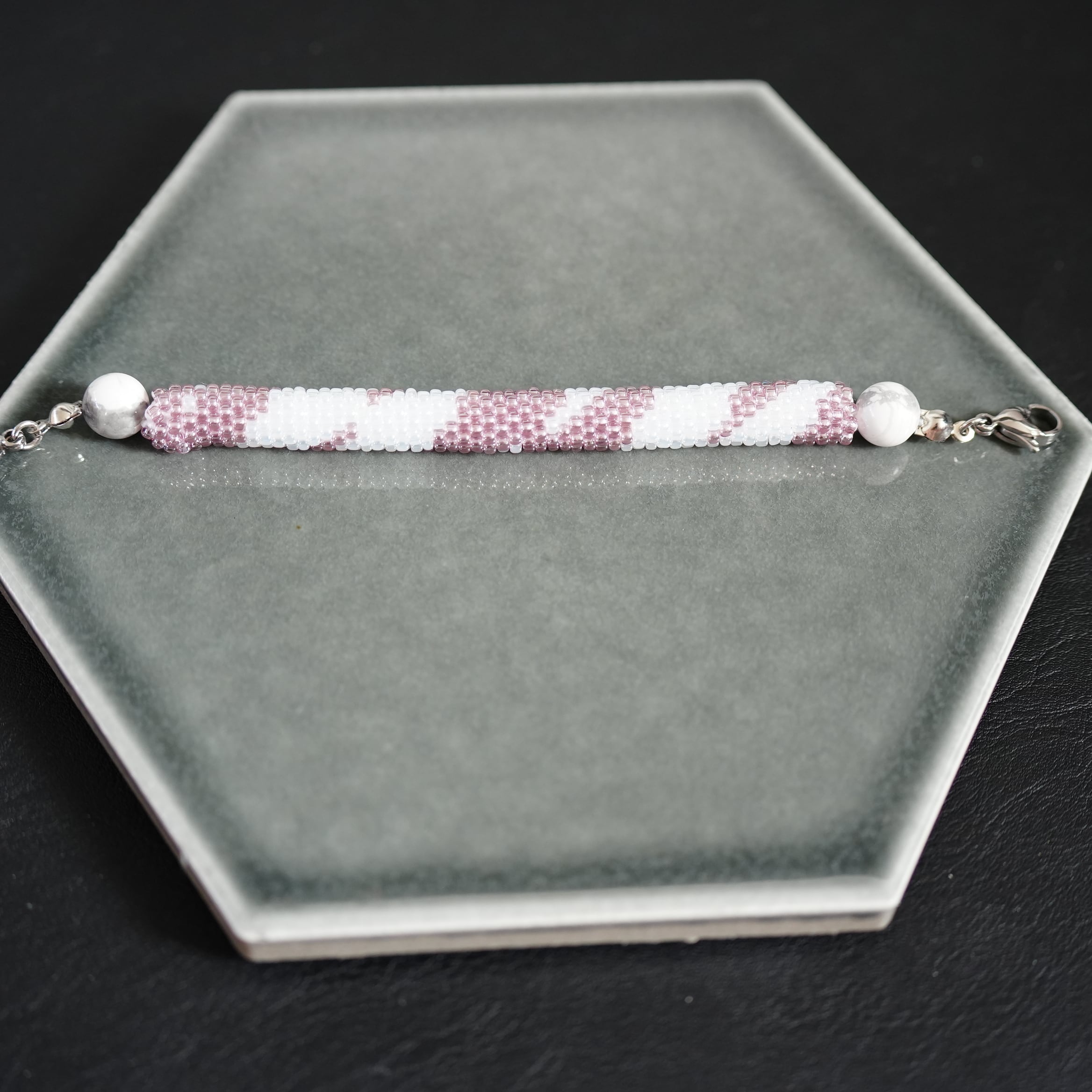 ビーズクロッシェ 羽織帯 波くすみピンク×ホワイト×ハウライト(天然石)