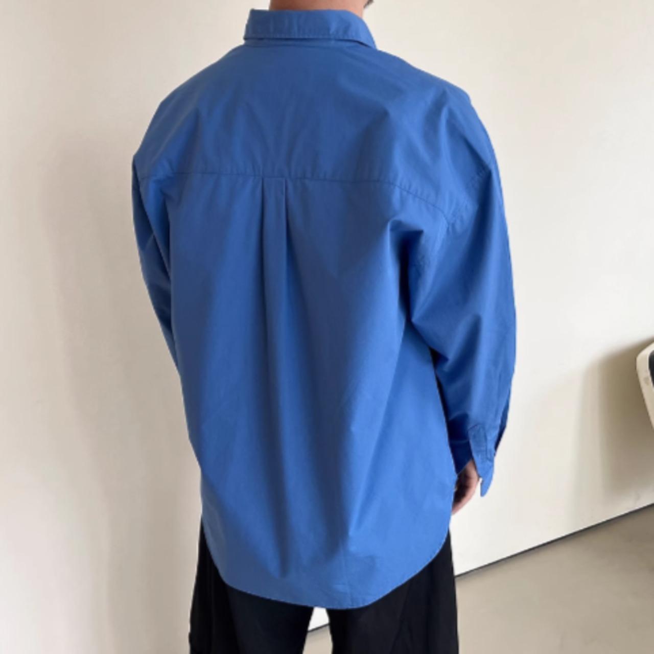 シンプルモダンブルーシャツ　0823