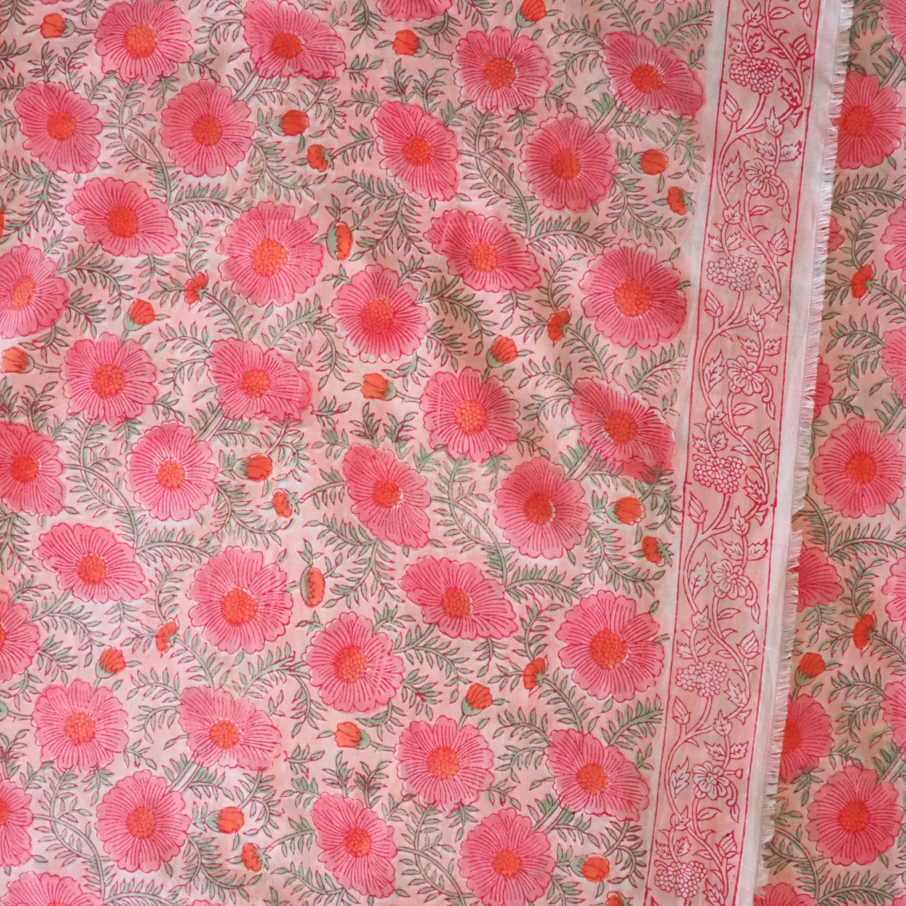 ブロックプリント生地【50cm単位】インド綿 片耳ボーダー付き 花柄 コーラルピンク #38776-PK4