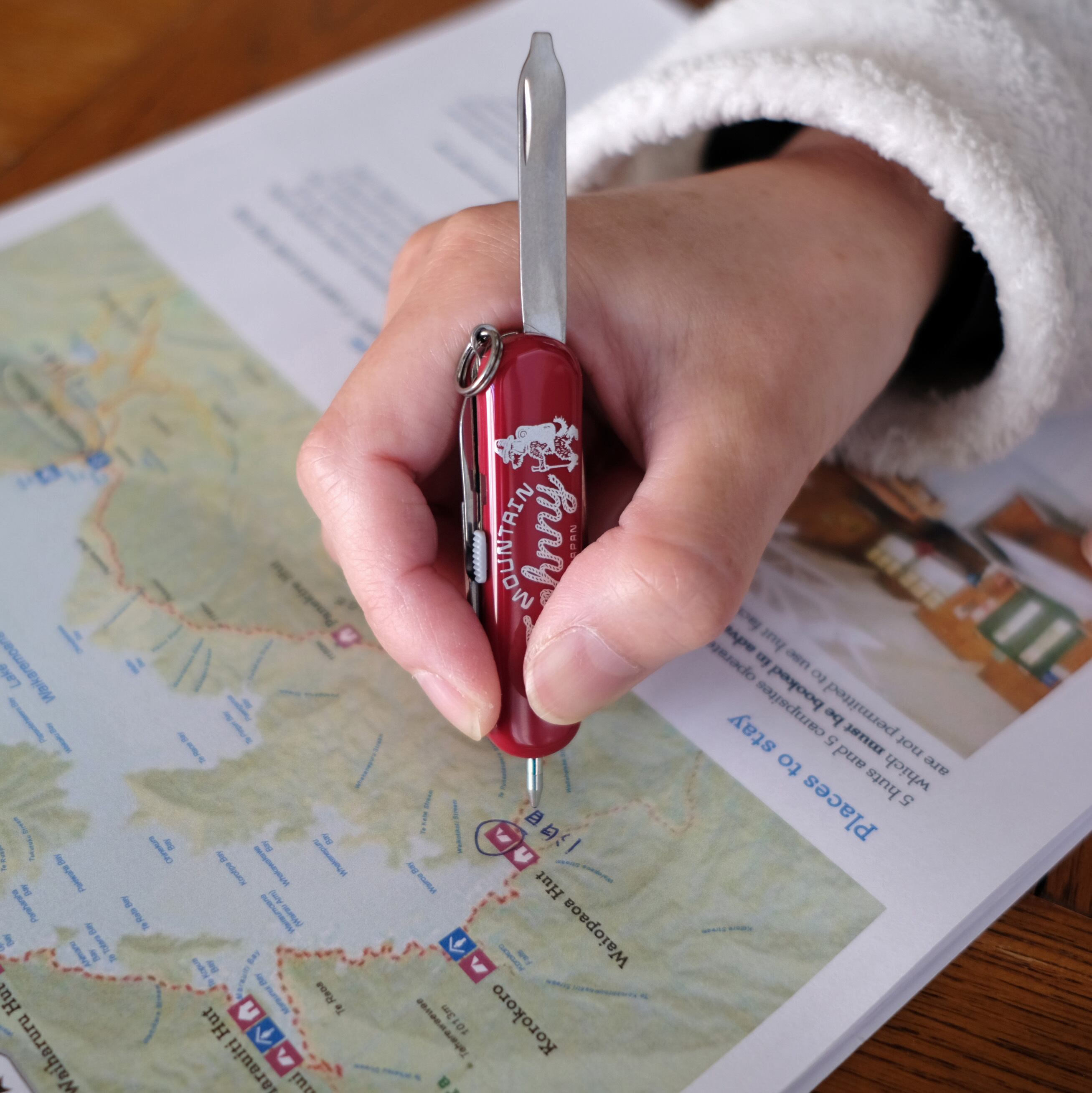 Victorinox Signature Light | MOUNTAIN JOHNNY
