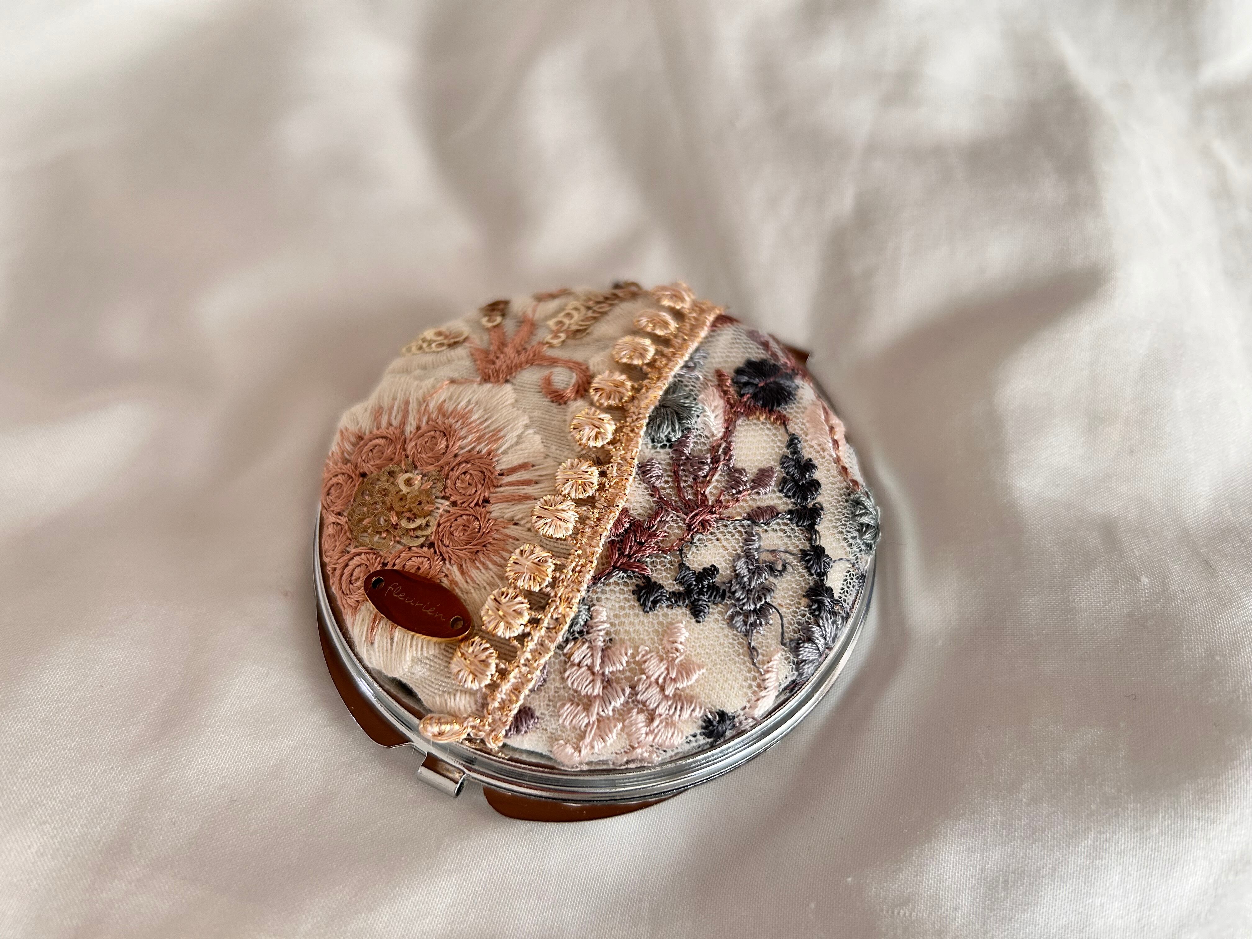 «673»◤完売◢コンパクトミラー*ゴールドカラー*インド刺繍リボン*京都和紙 インド刺繍 リボン コンパクトミラー 鏡 ゴールド×花柄 | PAY ID