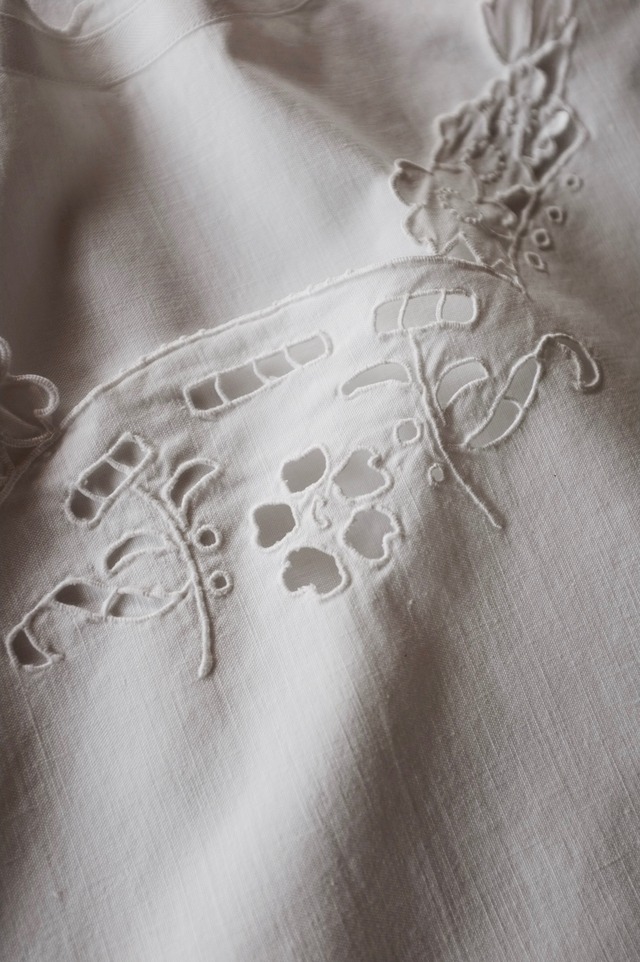 フランスアンティーク 1900s アールデコ的花々と隠されたモノグラムのあるワンピース