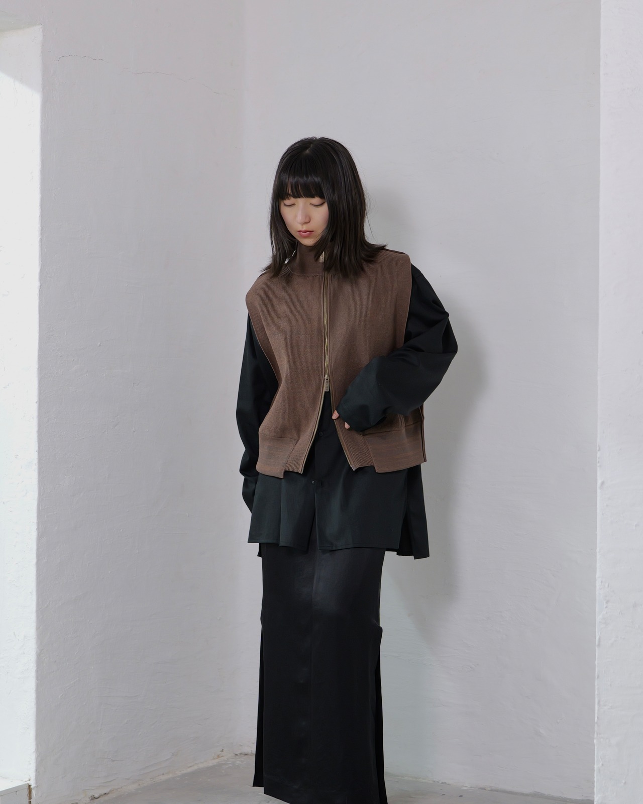 i’m here - Driver’s Knit Vest :Brown|前後スイッチ/ダブルファスナー/立体リンクス