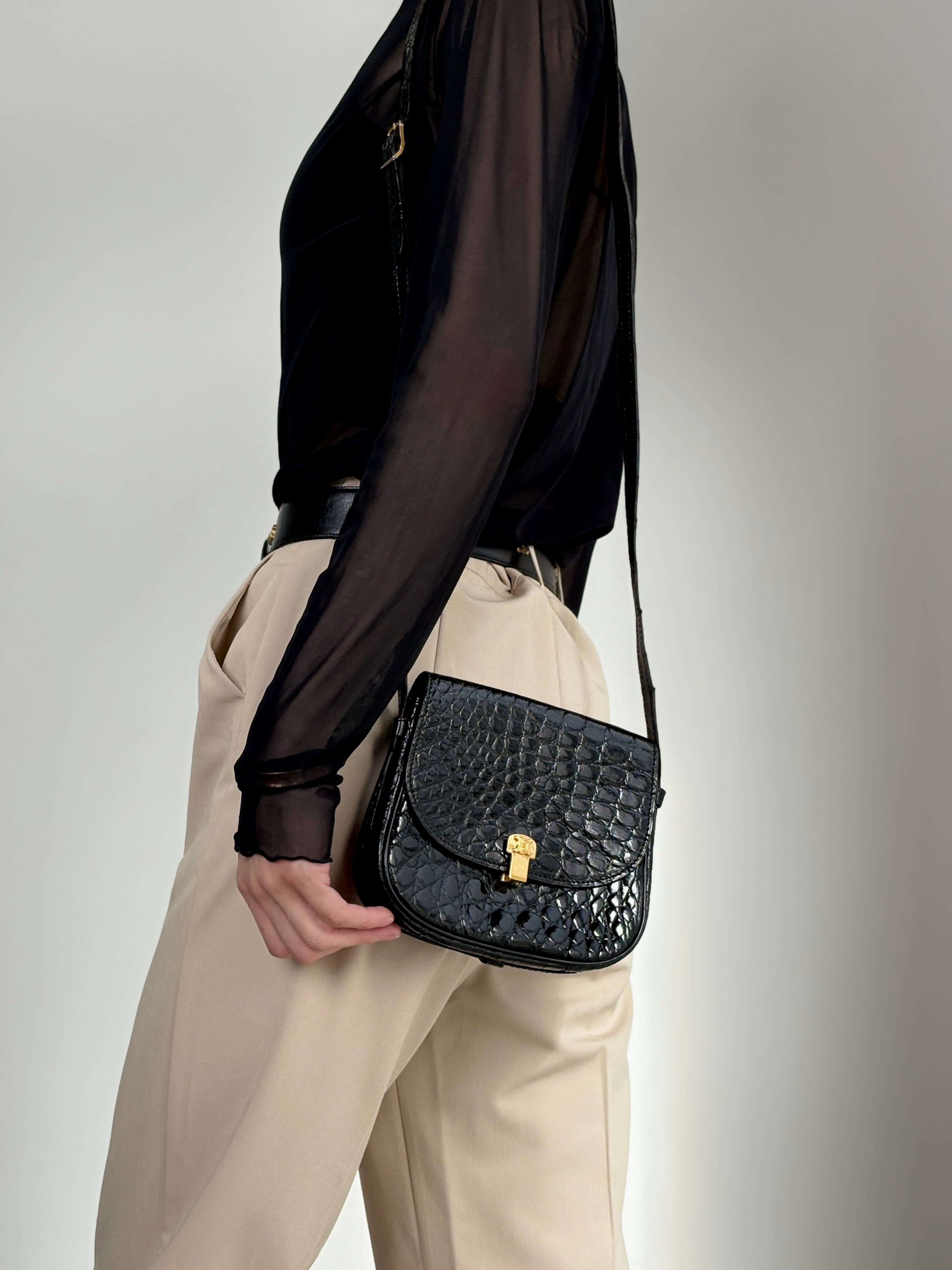 CELINE セリーヌ ショルダーバッグ ブラック トリオンフ 型押しレザー