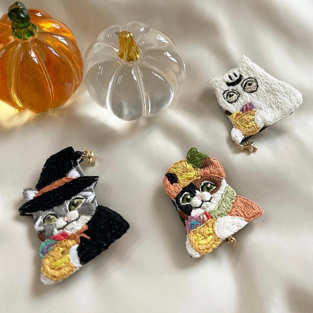 ハロウィン】パンプキンの仮装をした三毛猫ちゃん手刺繍ブローチ | PAY ID