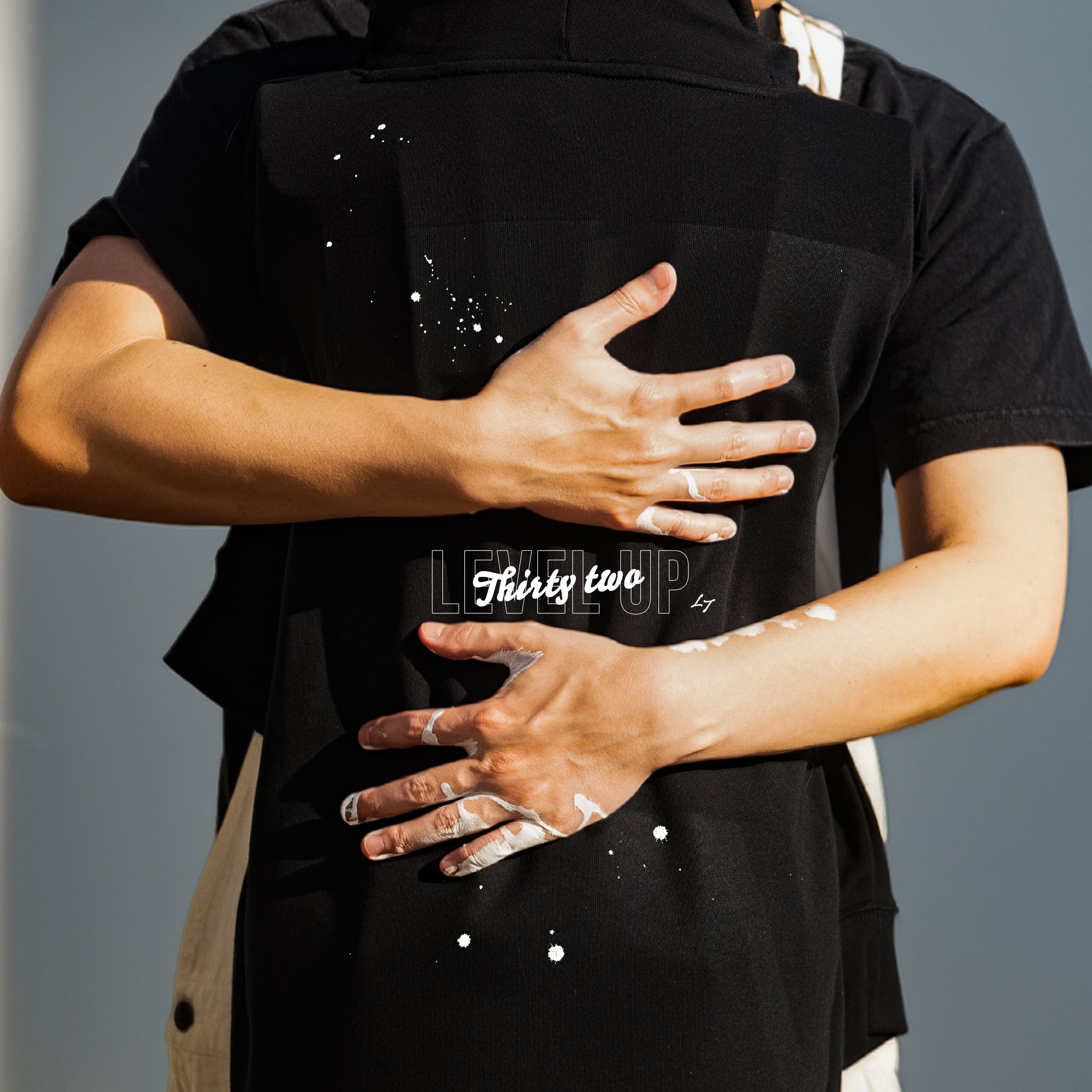 【32着限定】誕生日記念ハグするパーカー