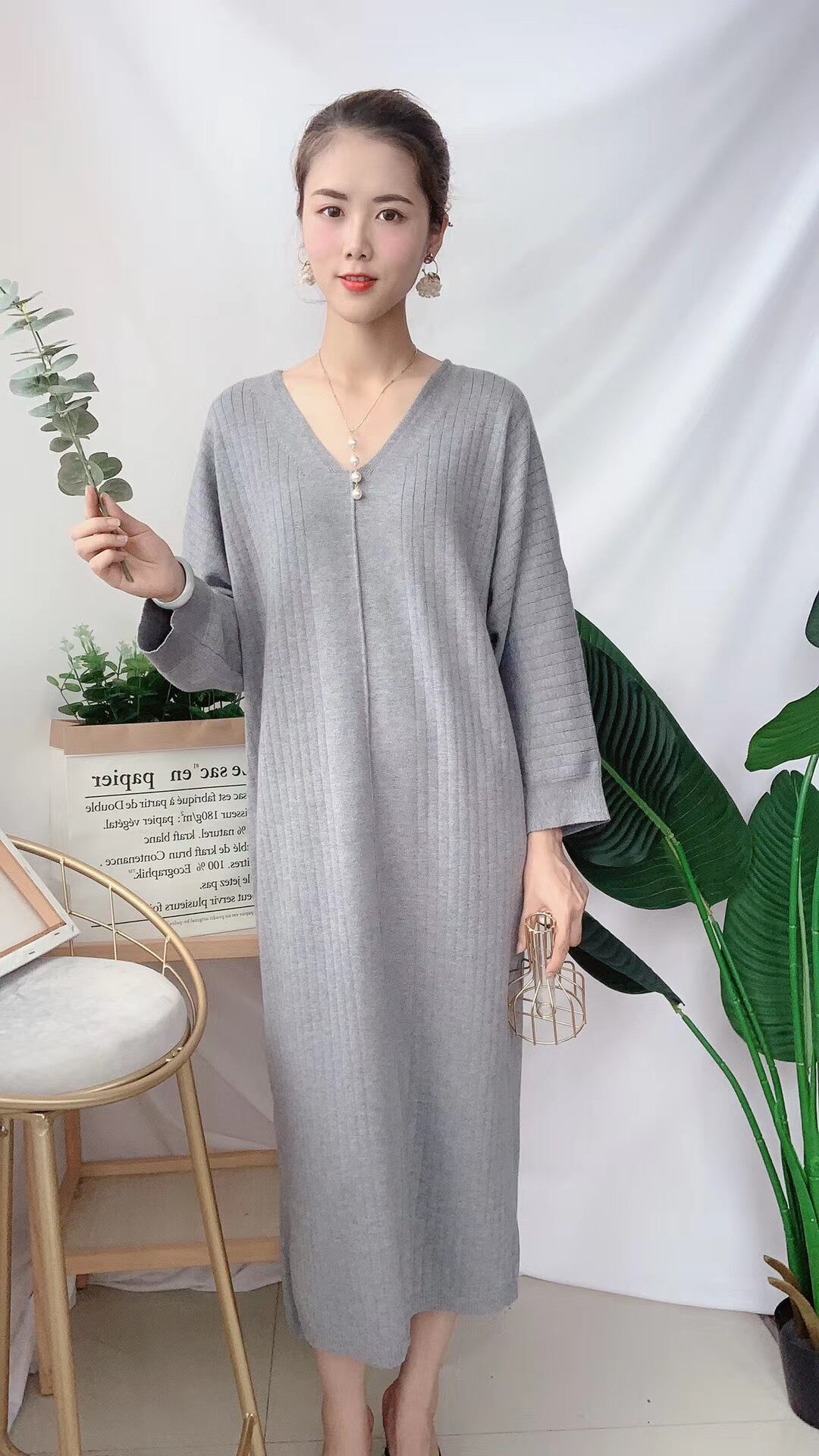 Vネックロングワンピース