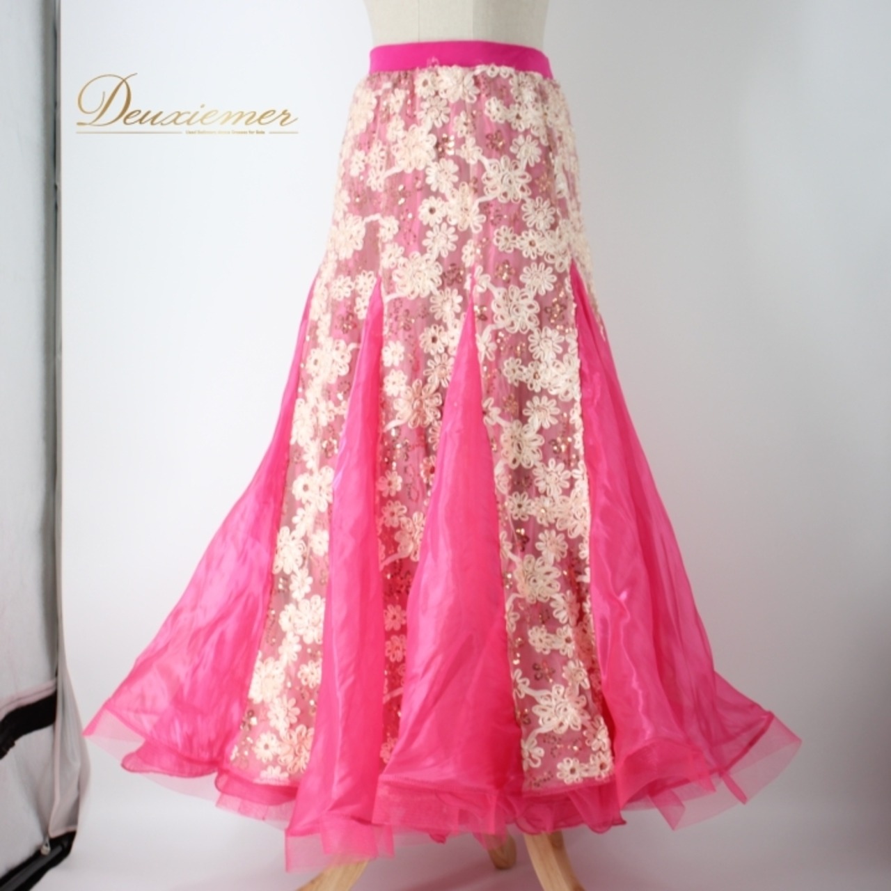 社交ダンス 衣装 スタンダード スカート レッスンウェア レディース ピンク系 Kanae Dance ホワイト系 レース スパンコール 花柄 派手 フレア スカート おしゃれ 男女兼用 ダンスレッスン ホースヘア 伸縮性 リーダスカート 大人用 可愛い ボリューム感 華やか ダンスアウトフィット 春夏用 コスチューム 特徴的 派手なデザイン お手入れ簡単