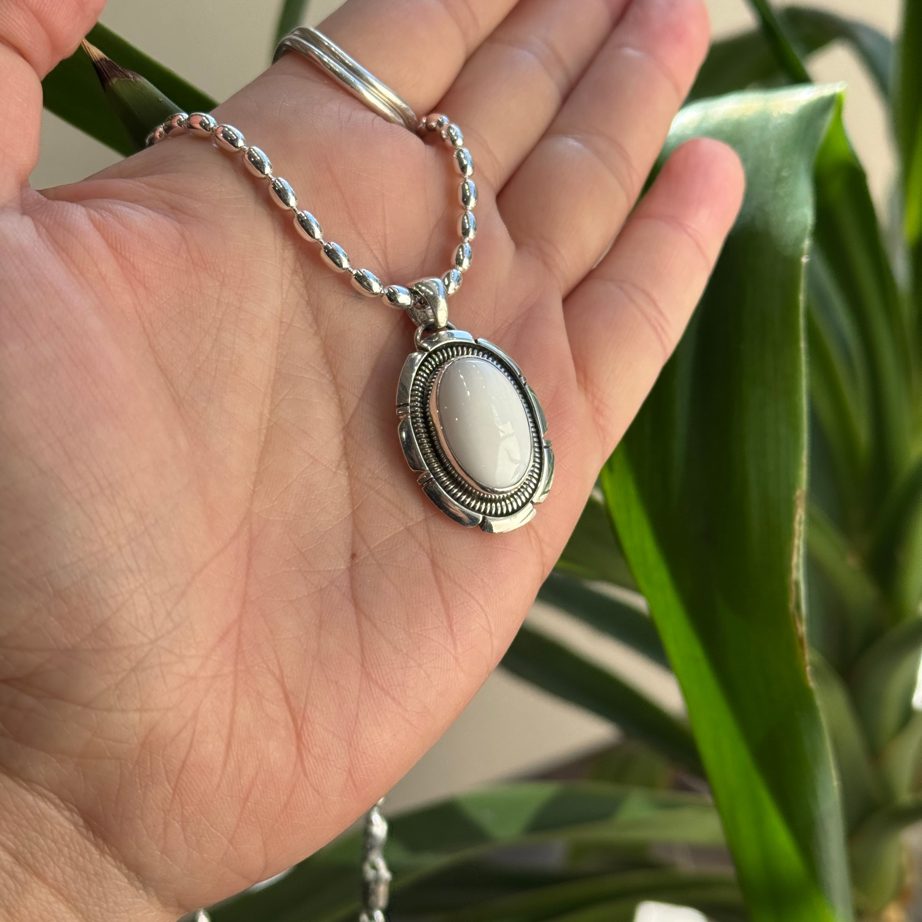 Indian Jewelry 》一点物 ホワイトバッファロー ワイド オーバル型