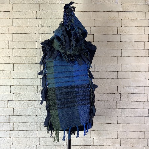 淡いブルーのグラデーションカラーの 裂き織り手織りマフラー 22SMF002