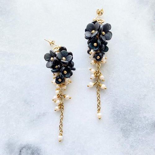 フラワードロップピアス/イヤリング(ブラック）