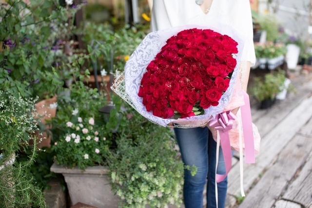 １０８本の赤バラの花束