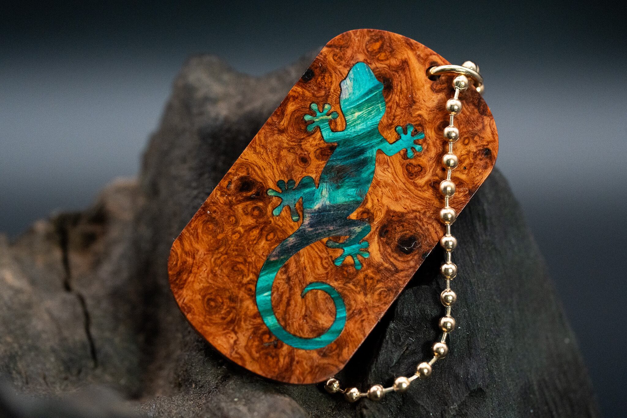 【朱色の銘木】本花梨瘤 ドッグタグ 象嵌 木登りトカゲ